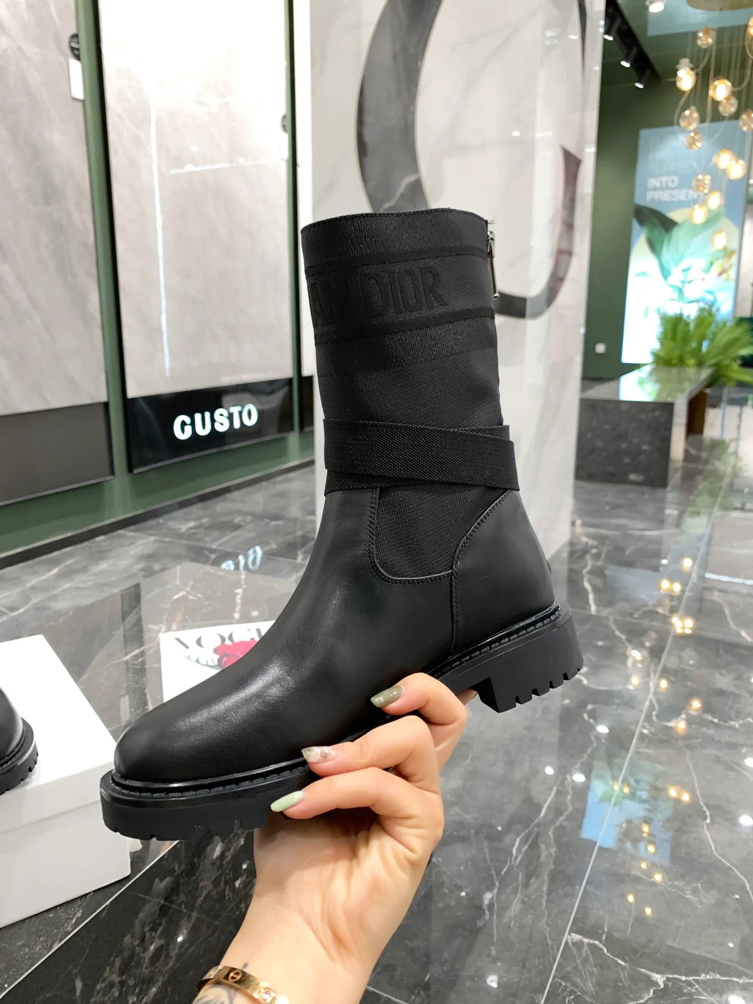 👟👟Ex-factory price 560👟👟 The latest 2024 Dior/Dior autumn and winter catwalk model. The original version is 1:1. In terms of boots, the biggest highlight of this season’s brand fashion show is this boot. The color-blocking design is unique and versatile. Exclusive molding. The heel height is 3cm. They are so beautiful on the feet! Fabric, calfskin, lining, sheepskin lining, outsole, TPU bottom ☑Number of yards: 35-40, (41 can be customized and cannot be returned or exchanged)